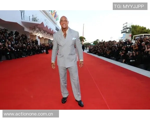 巨石强森挑战中国壮汉谁能在擂台上赢得最终胜利